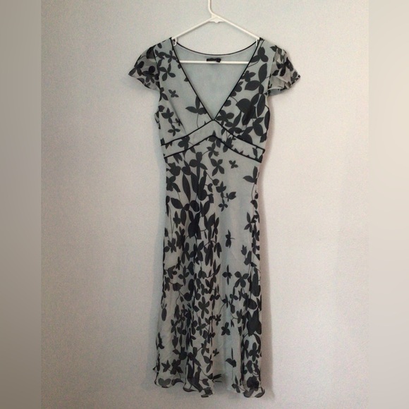 BCBGMaxAzria Dresses & Skirts - BCBGMAXAZRIA Woman’s 100% Silk Gray Floral Print Midi Dress. Size 4